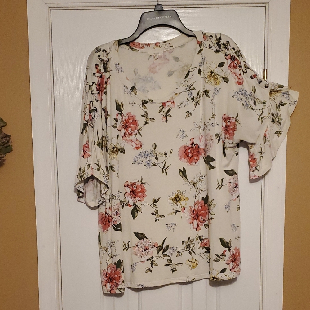 🌼Maurices Cream Floral top